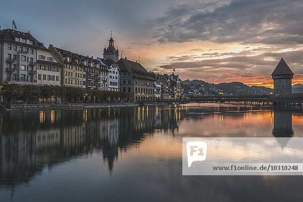 Schweiz  Luzern  Altstadt  Kapellbrücke bei Sonnenuntergang