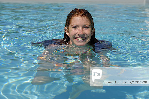 Porträt des lächelnden Mädchens im Schwimmbad