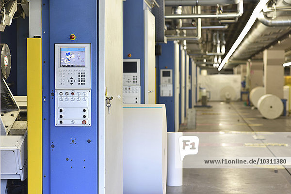 Moderne Druckmaschinen in einer Druckerei