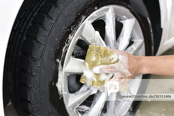 Autoreinigung  Mann Reinigung Auto  Waschen der Leichtmetallfelge