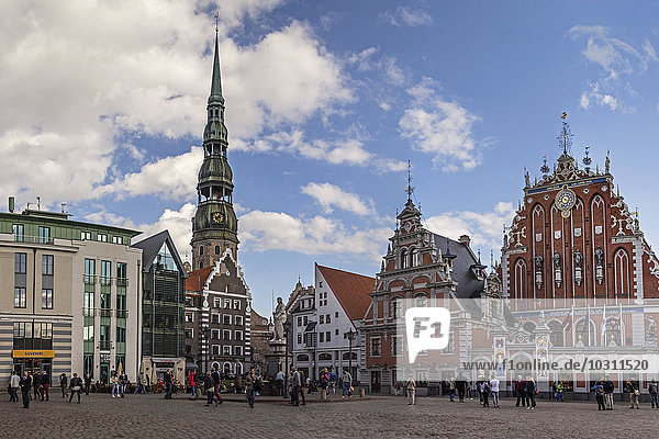 Lettland  Riga  Rathausplatz mit Peterskirche und Haus der Mitesser