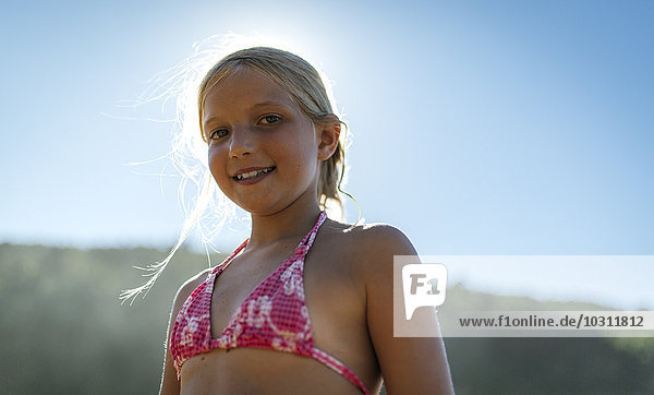 Porträt eines blonden Mädchens im Bikini-Top