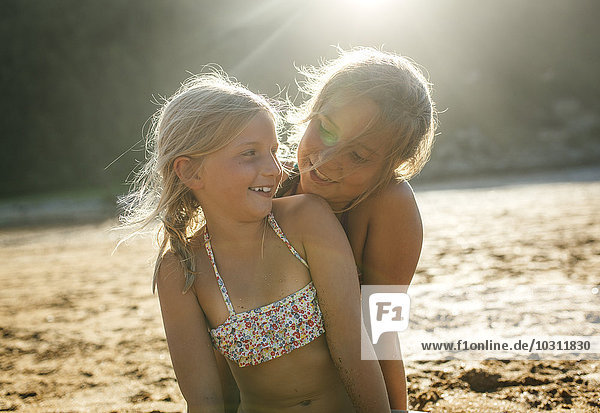 Zwei Schwestern beim gemeinsamen Spaß am Strand
