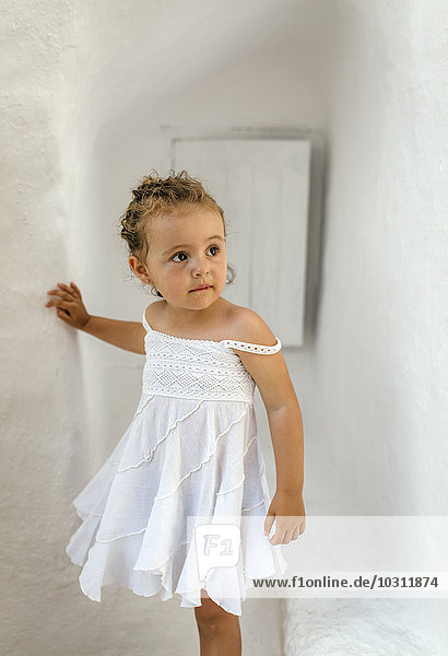 Spanien  Balearen  Menorca  Binibeca  Portrait des kleinen Mädchens in weißem Sommerkleid