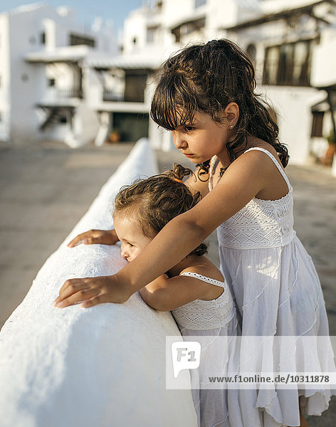 Spanien  Balearen  Menorca  Binibeca  zwei kleine Schwestern in weißen Sommerkleidern