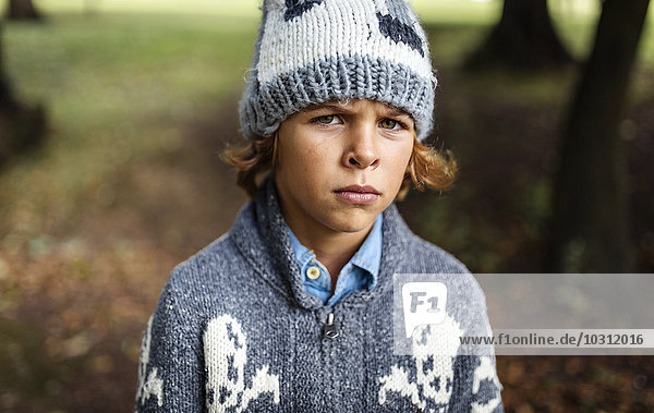 Porträt eines wütenden Jungen in Herbstmode