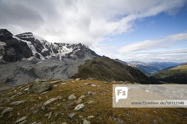 Italien  Südtirol  Blick auf die Ortler Alpen  Monte Zebru links