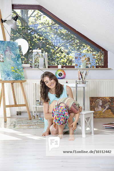Malerin und ihr kleiner Sohn im Atelier