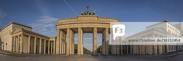Deutschland  Berlin  Panoramablick auf das Brandenburger Tor  Pariser Platz