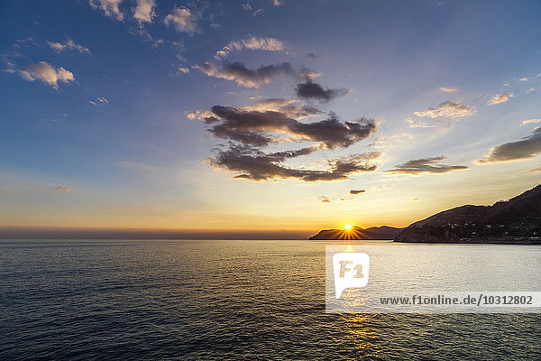 Italien  Ligurien  Cinque Terre  Bucht von Portofino bei Sonnenuntergang