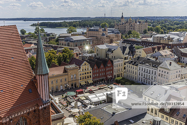 Deutschland  Mecklenburg-Vorpommern  Schwerin  Stadtbild  Blick vom Dom zum Marktplatz
