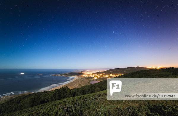 Spanien  Ferrol  Blick von Monteventoso auf Playa de Doninos bei Sternennacht