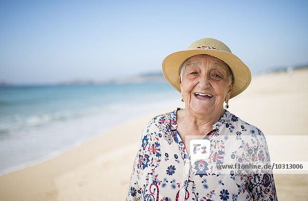 Spanien  Ferrol  Porträt einer glücklichen Seniorin am Strand