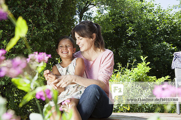 Glückliche Mutter und Tochter im Garten