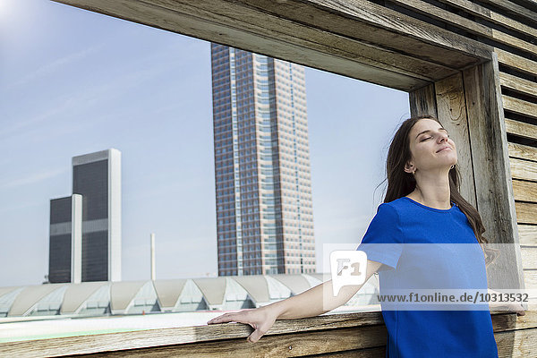 Deutschland  Frankfurt  Geschäftsfrau entspannt mit geschlossenen Augen