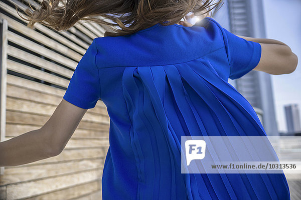 Deutschland  Frankfurt  Rückansicht der Geschäftsfrau im blauen Kleid