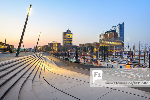 Deutschland  Hamburg  Hanseatic Trade Center  Elbphilharmonie und Hafen am Morgen