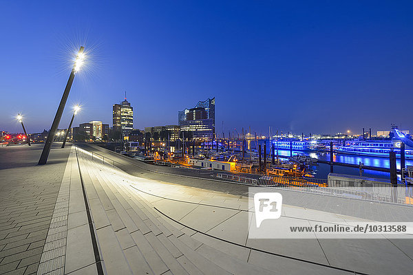 Deutschland  Hamburg  Hanseatic Trade Center  Elbphilharmonie und Hafen bei Nacht