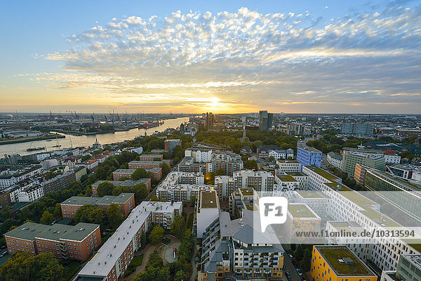 Deutschland  Hamburg  Stadtbild bei Sonnenuntergang