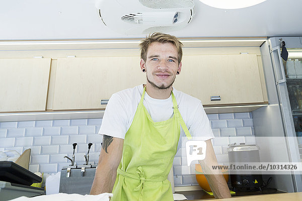 Verkäufer im Verkaufsstand