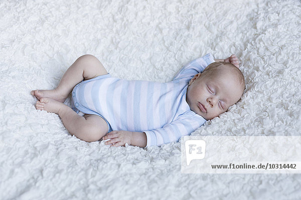 Schlafender neugeborener Junge