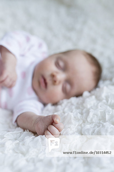Hand des schlafenden neugeborenen Mädchens