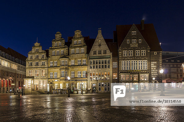 Deutschland  Bremen  Blick auf historische Häuser am Marktplatz bei Nacht