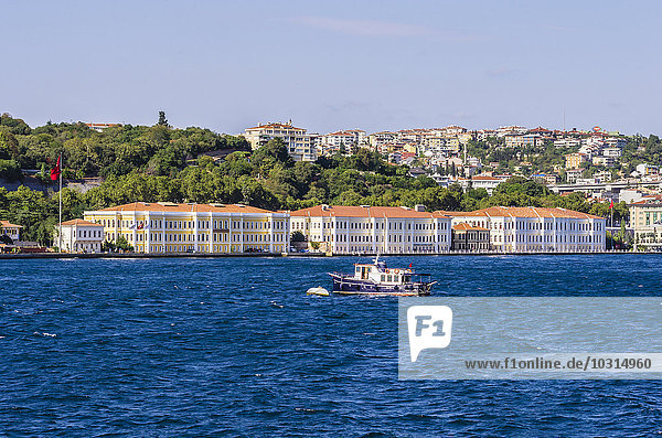 Türkei  Istanbul  Stadtbild und Fischerboot im Vordergrund