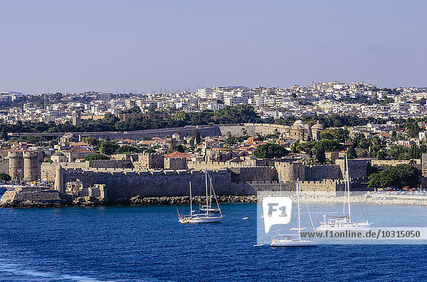 Griechenland  Ägäische Inseln  Rhodos  Blick zur Hafeneinfahrt