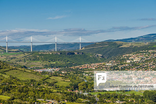 Frankreich Midi-Pyrenäen Departement Aveyron Blick auf Millau und Millau-Viadukt