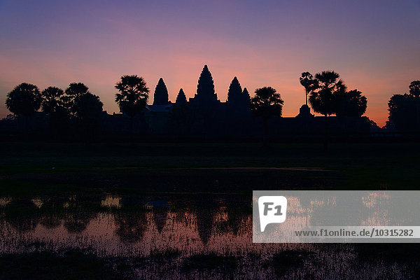 Kambodscha Siem Riep Silhouette von Angkor Wat in der Dämmerung