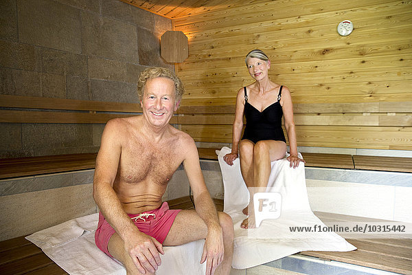 Lächelndes Seniorenpaar in der Sauna