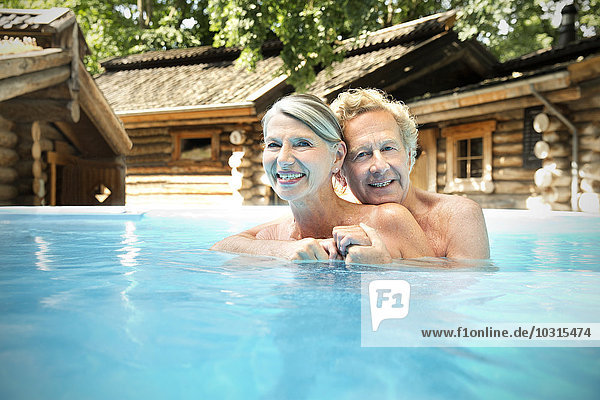 Glückliches Seniorenpaar im Schwimmbad in einem Spa