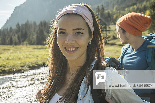 Österreich  Tirol  Tannheimer Tal  Portrait einer glücklichen jungen Wanderin