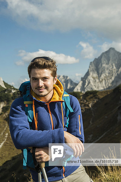 Österreich  Tirol  Tannheimer Tal  junger Mann beim Wandern