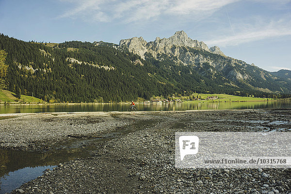 Österreich  Tirol  Tannheimer Tal  Berglandschaft mit See