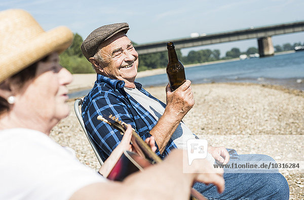 Deutschland  Ludwigshafen  Porträt eines älteren Mannes mit Spaß am Flussufer