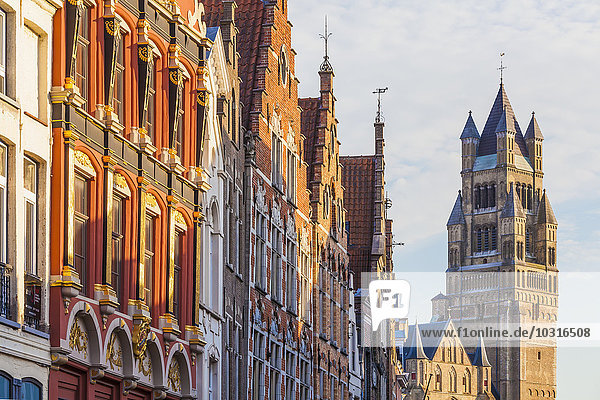 Belgien  Flandern  Brügge  Altstadt  Häuserfassaden in der Steenstraat  St. Salvators Kathedrale