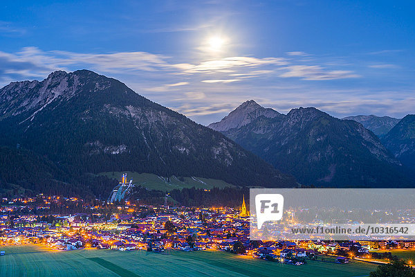 Deutschland  Bayern  Allgäuer Alpen  Oberstdorf bei Nacht