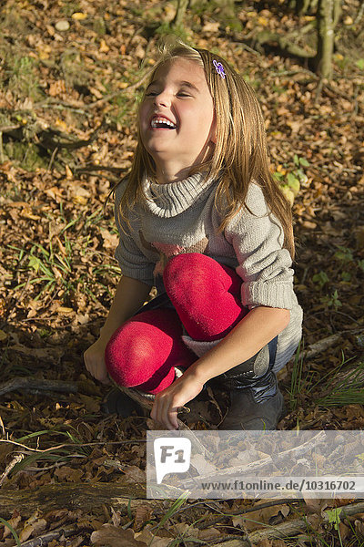 Deutschland  Bayern  Landshut  glückliches Mädchen im Herbstwald