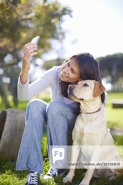 Frau  die einen Selfie mit ihrem Hund nimmt