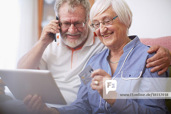 Seniorenpaar online einkaufen zu Hause