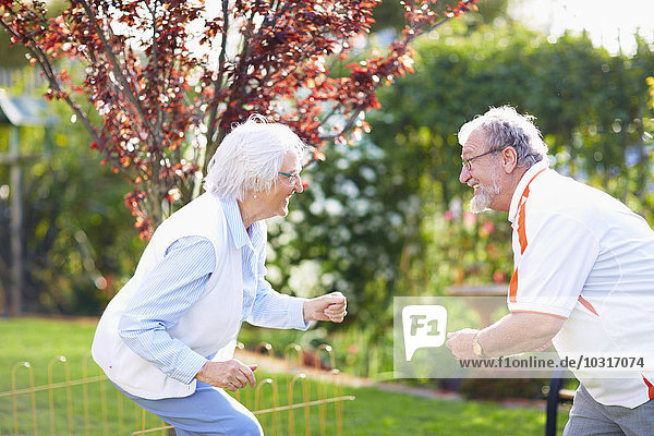 Fröhliches Seniorenpaar tanzt im Park
