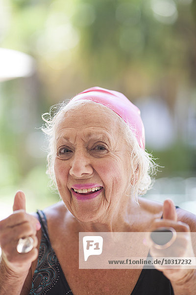 Porträt einer optimistischen Seniorin