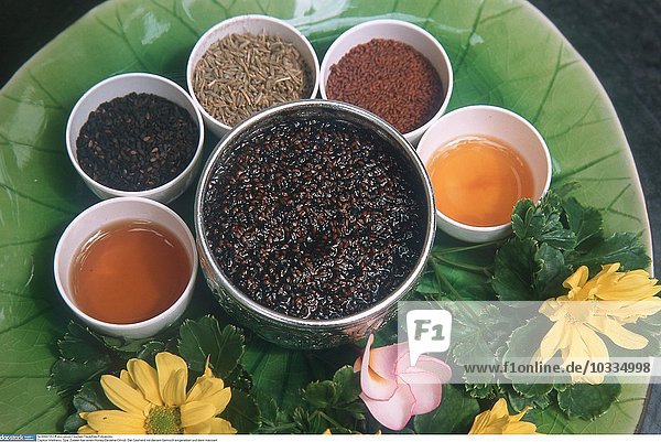 Wellness  Spa  Zutaten für eine Honig-Sesam-Öl-Massage. Der Besucher wird mit dieser Mischung eingerieben und anschließend massiert.