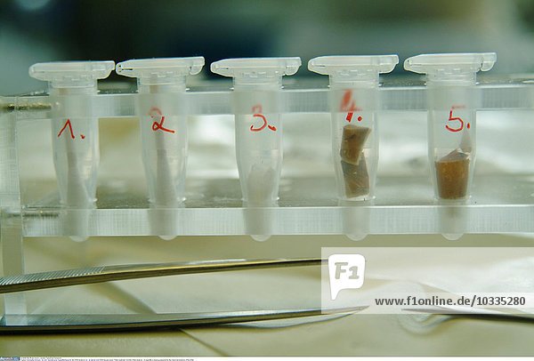 Eine Zigarette wird für die chemische Analyse der DNA vorbereitet.