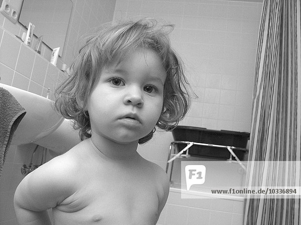 Kleinkind in der Badewanne - Babywanne im Hintergrund