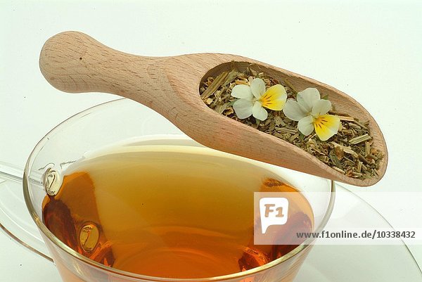 Arzneitee aus Heartsease - wildes Stiefmütterchen - frische Blüten und Tasse Tee - Kraut - Heilpflanze - Viola del pensiero - te