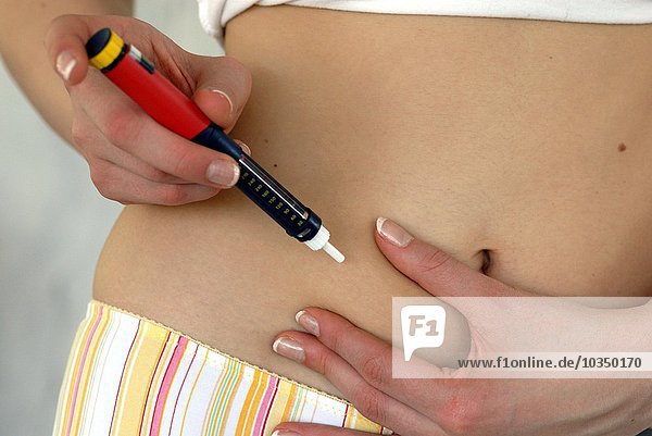 Frauenhände mit einem Novopen 3 für Insulintherapie
