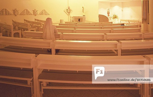 Betende Nonne im Gebetsraum